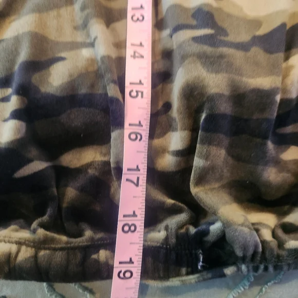 No boundaries crushed velvet camouflage crop long sleeve shirt. Size XXL (19) - Picture 3 of 8